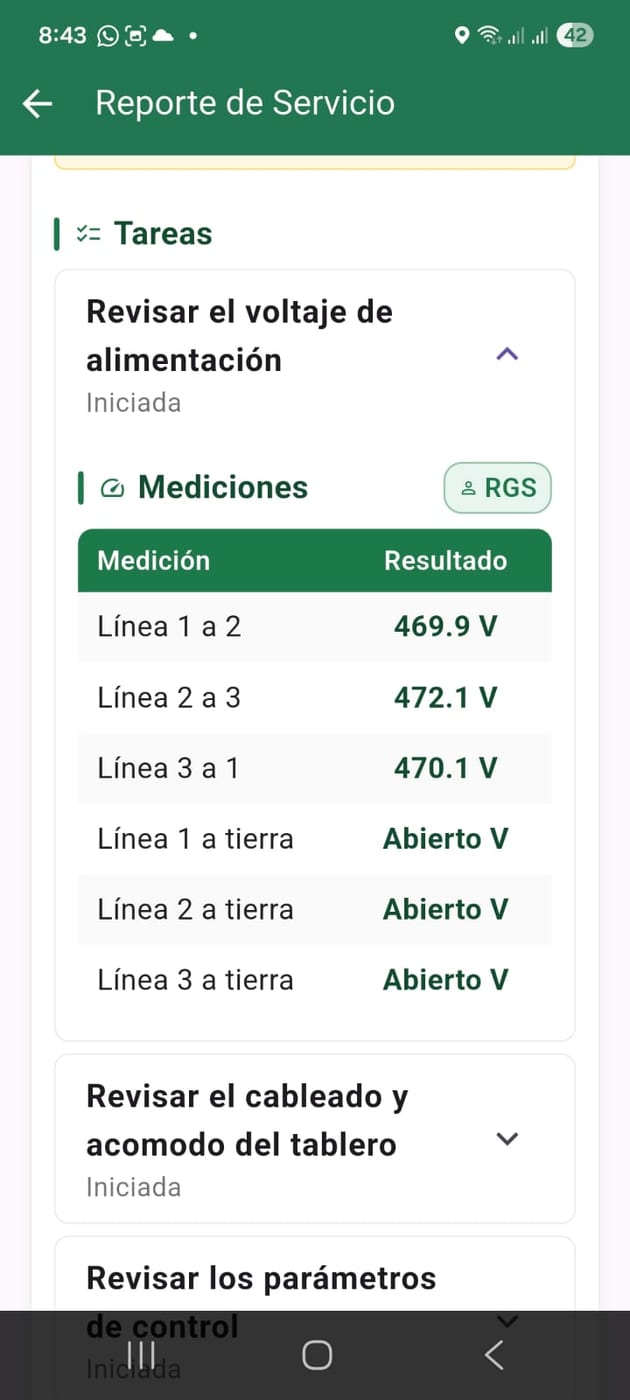 Reporte de servicio en APIClix con las mediciones de voltaje entre líneas y a tierra